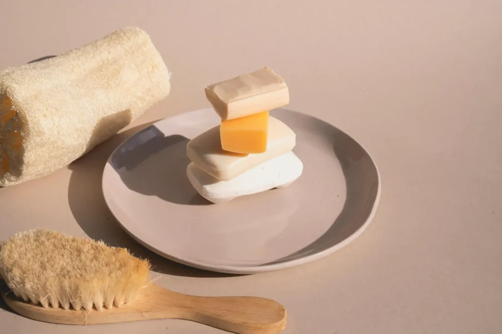 Queijo brie com queijo cheddar em uma tábua de queijos, acompanhado de utensílios de cozinha de madeira e pano de prato na mesa, ideal para ocasiões especiais.