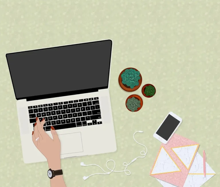 Imagem de uma pessoa usando um laptop branco no estilo top view, com três vasos de plantas verdes ao lado, um smartphone, fones de ouvido e alguns papéis.